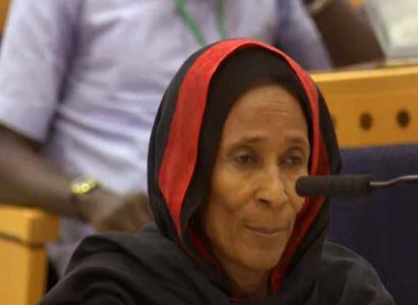 Khadidja Hassan Zidane témoigne lors du procès à Dakar de l’ex-dictateur du Tchad, Hissène Habré, les 19-20 octobre 2015, au sujet des souffrances qu’elle a endurées avec huit autre femmes et filles en 1988, dans le camp militaire d’Oudi-Doum.