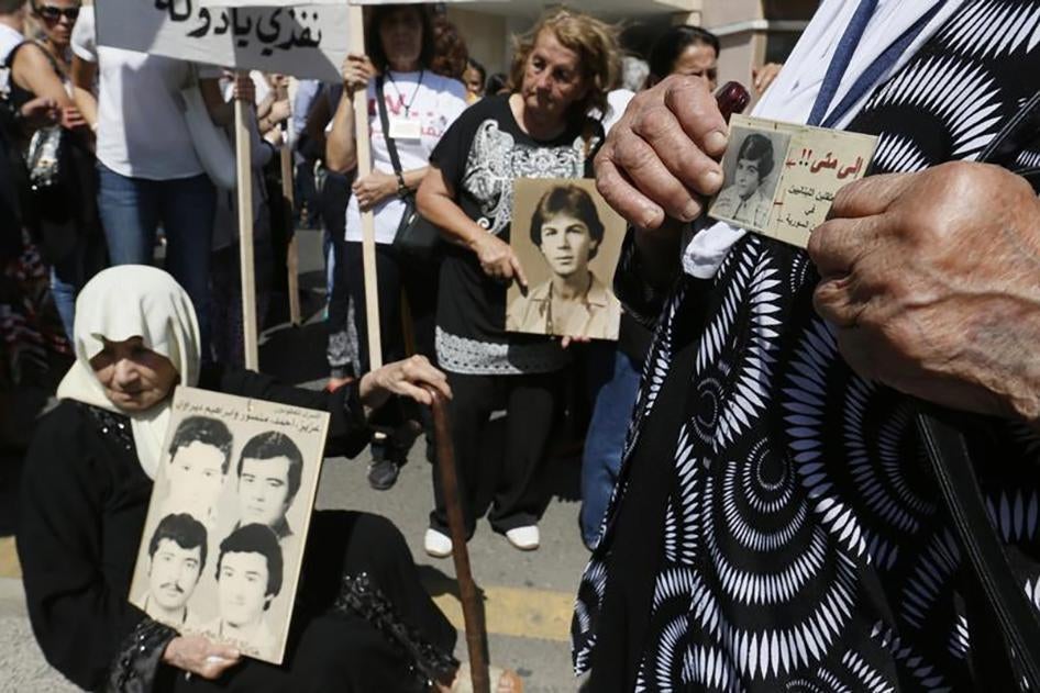 Des femmes libanaises tiennent des photos de proches ayant disparu pendant la guerre civile du Liban (1975 -1990).