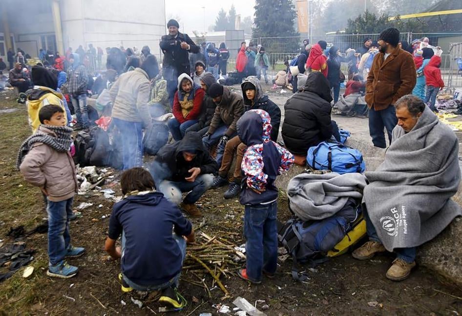 Un groupe de migrants dans un camp situé près du village de Sentilj, en Slovénie, près de la frontière avec l’Autriche, le 26 octobre 2015.