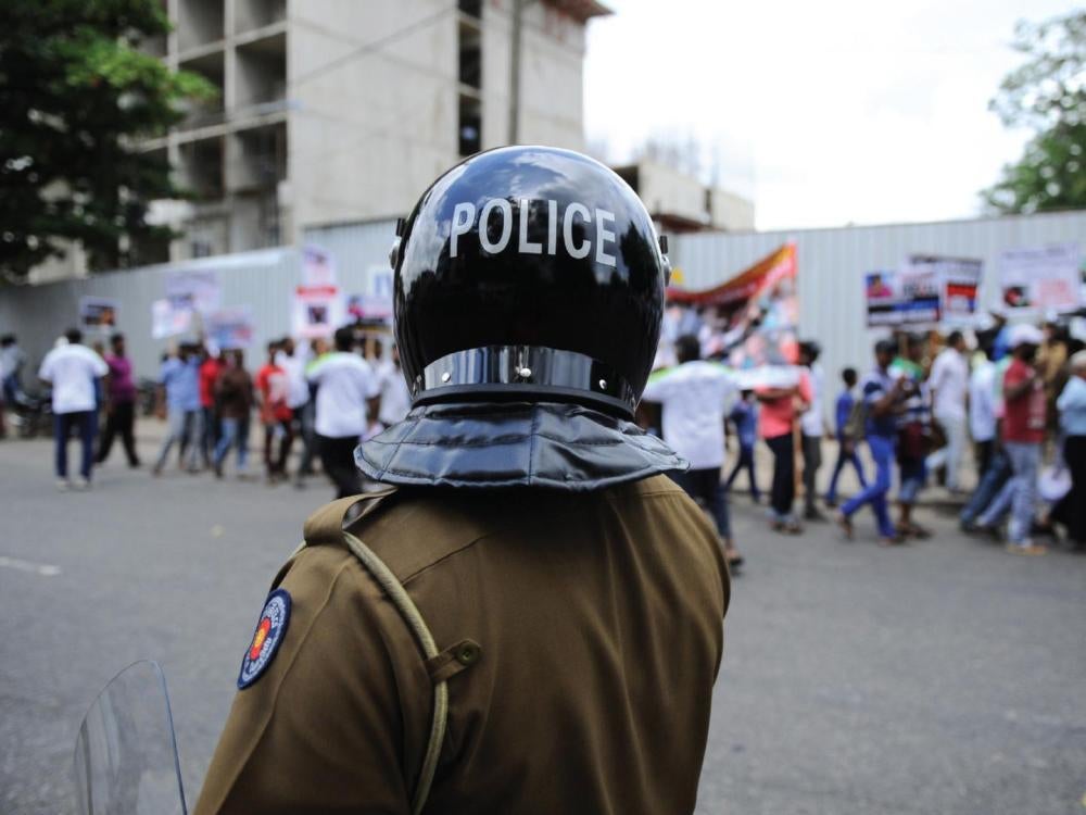 Un policier sri lankais surveille une manifestation tenue dans la capitale, Colombo, le 14 août 2014.