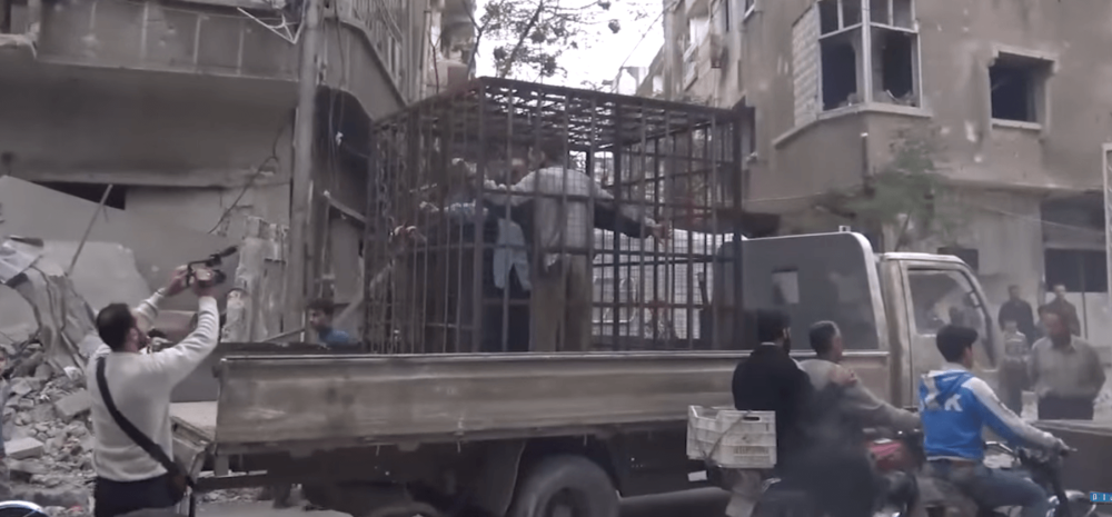 Image d’une vidéo diffusée par Sham News Network le 1er novembre 2015, montrant des camions transportant des cages où sont enfermés des civils et des soldats détenus, en Ghouta orientale, une zone à l'est de Damas contrôlée par les rebelles et assiégée pa