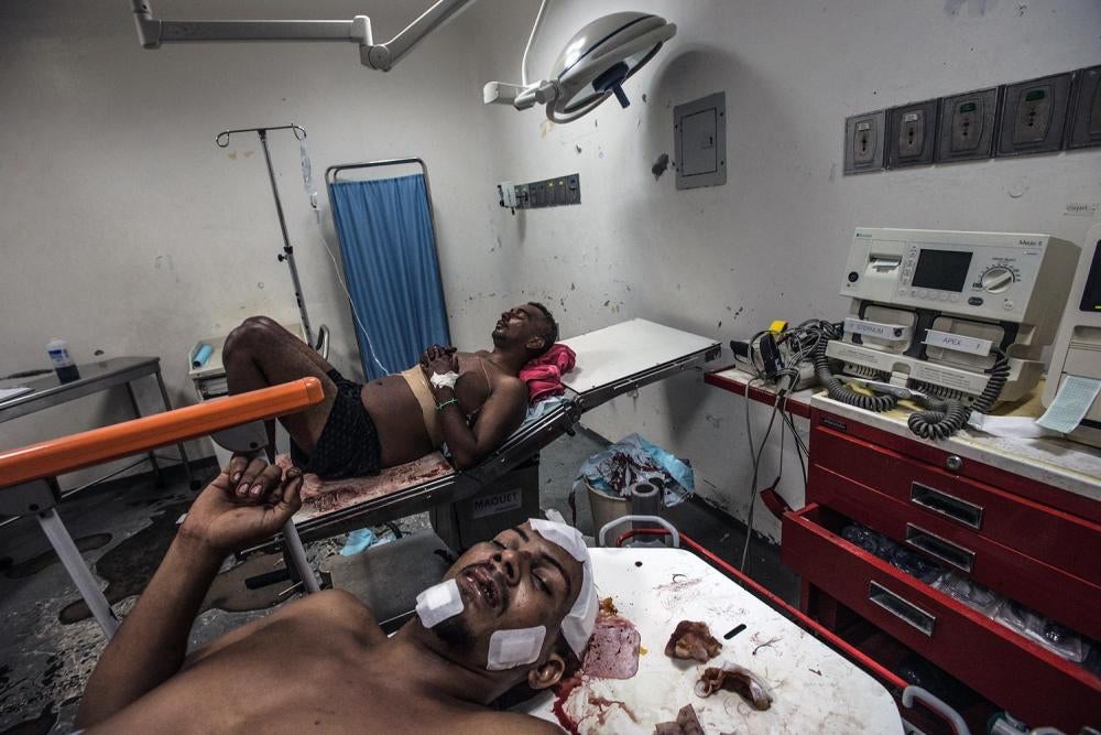 Dos pacientes, uno con traumatismo de cabeza debido a un accidente automovilístico, y otro con heridas de arma blanca, en el quirófano de la guardia del Hospital Universitario Dr. Luis Razetti en Barcelona, Venezuela, 16 de abril de 2016.