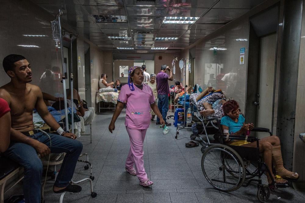 El servicio de emergencia, atestado de pacientes, en el Hospital Universitario Luis Razetti en Barcelona, Venezuela, 16 de abril de 2016. 
