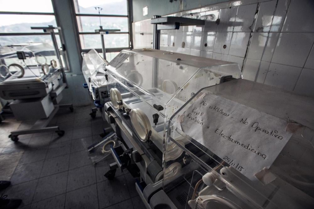 Cartel sobre una incubadora (“No utilizar- No operativo”), en una sala repleta de estos aparatos fuera de funcionamiento en el servicio de maternidad del Hospital Universitario Dr. Luis Razetti, en Barcelona, 16 de abril de 2016. 
