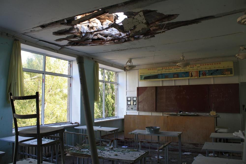 Школа № 42 в м. Вуглегірськ була вражена шість разів у січні та лютому 2015 року. © 2015 Юлія Горбунова/Human Rights Watch