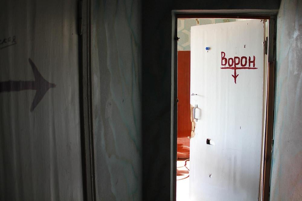 Позивний солдата, "Ворон", намальований на двері до вчительської кімнати в школі № 4 в м. Красногорівка. Українські військові базувалися в школі протягом більш ніж року. © 2015 Бід Шеппард/Human Rights Watch
