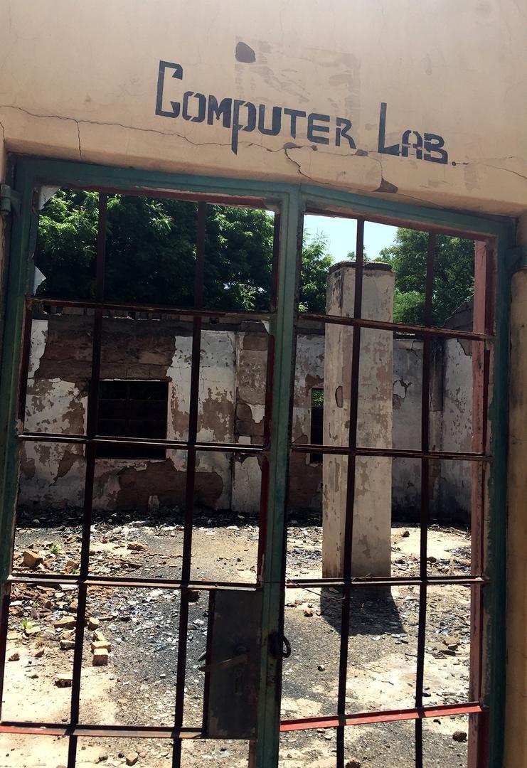 Décombres d’un laboratoire informatique de l’école primaire Nahuta à Potiskum dans l’État de Yobe (Nigeria), qui avait été financé dans le cadre d’un projet lié aux Objectifs du Millénaire pour le développement (MDG) des Nations Unies, suite à sa destruct