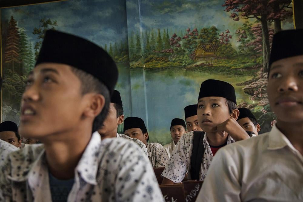 Para siswa di satu sekolah dekat Sumenep, Jawa Timur. Banyak orangtua dari anak-anak ini yang menanam tembakau, dan beberapa anak bekerja di perkebunan tembakau sebelum dan setelah pulang sekolah. 