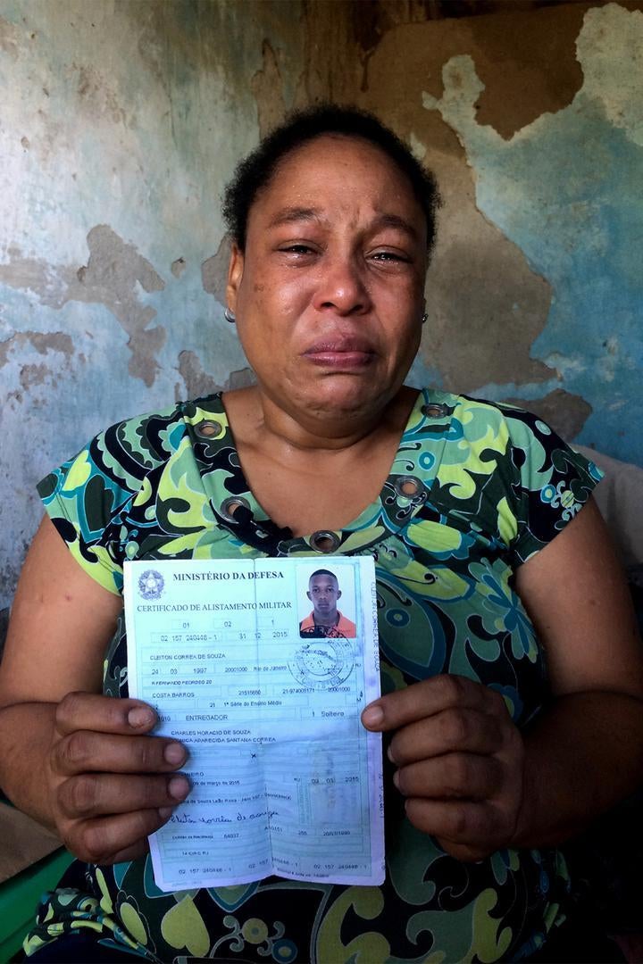 Mônica Aparecida Corrêa mostra o certificado de alistamento militar do seu filho, Cleiton Corrêa de Souza, de 18 anos. Ele estava por começar seu treinamento na Marinha quando policiais o mataram juntamente com quatro amigos em 28 de novembro de 2015. Os 