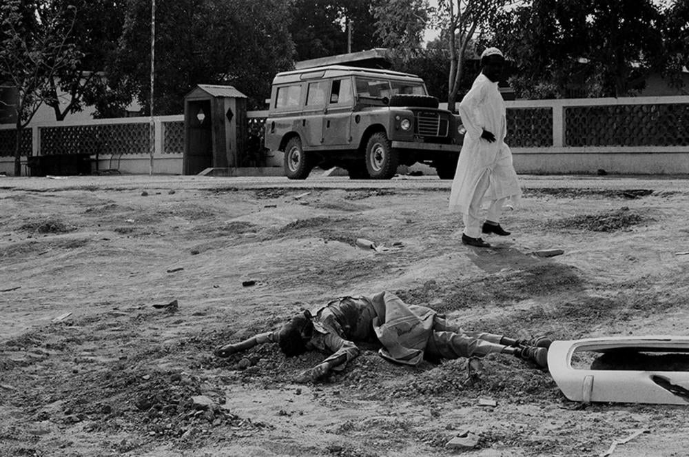 Le cadavre d'un homme exécuté se trouvant devant le mur délimitant la résidence de Hissène Habré. La photo a été prise le jour même du départ de Hissène Habré, le 15 décembre 1980, à N'Djaména.         