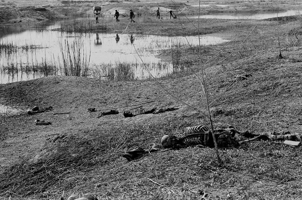  Les squelettes du "charnier de Sabangali", situé entre le fleuve Chari et le quartier-général des forces de Hissène Habré. La photo a été prise le jour même de la fuite de Habré et ses forces, le 15 décembre 1980, à N'Djaména.