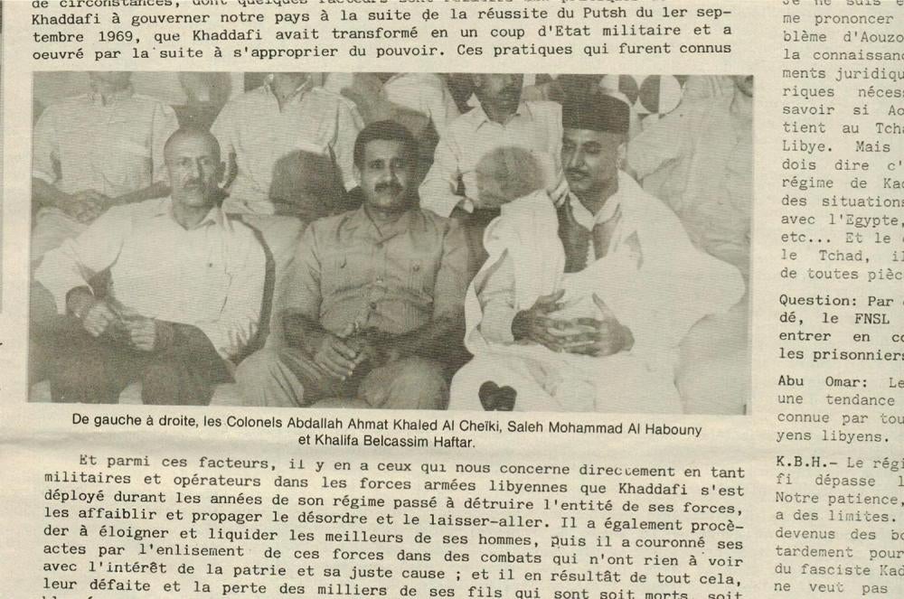 Conférence de presse des opposants libyens du Front national du Salut de la Libye, organisée à N'Djaména par Hissène Habré en avril 1988. La personne tout à droite est Khalifa Haftar, officier de l'armée libyenne et chef des "contras" libyens.