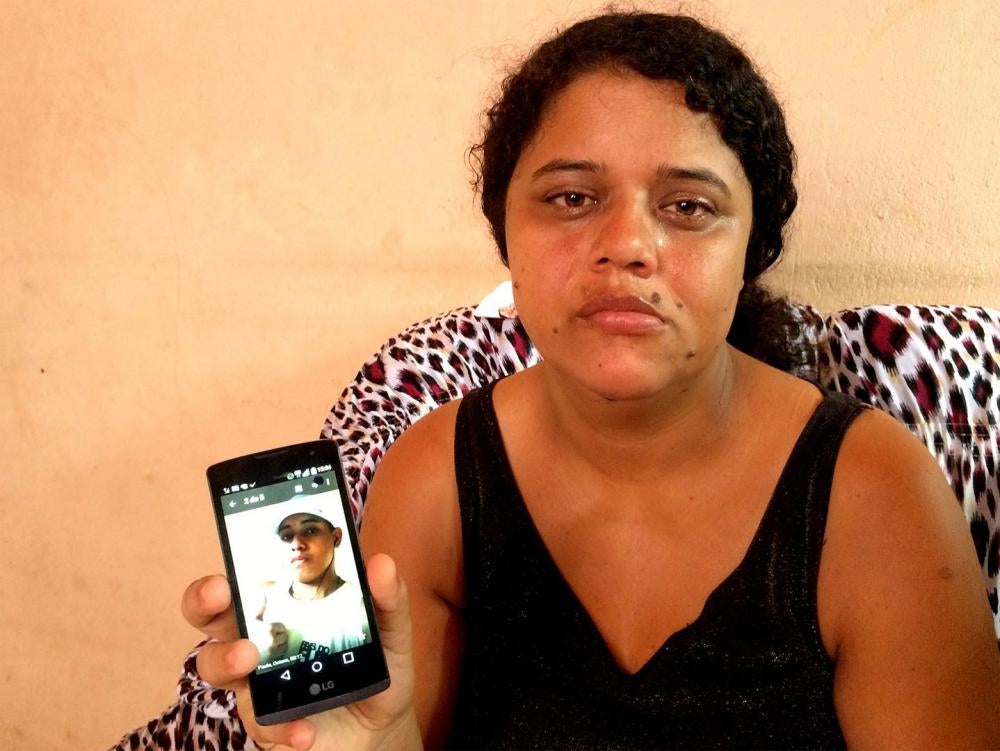 Adriana Pérez da Silva mostra a foto do seu filho, Carlos Eduardo da Silva Souza, de 16 anos. Policiais o mataram junto com quatro amigos, que estavam no mesmo carro, indo lanchar, em 28 de novembro de 2015. 
