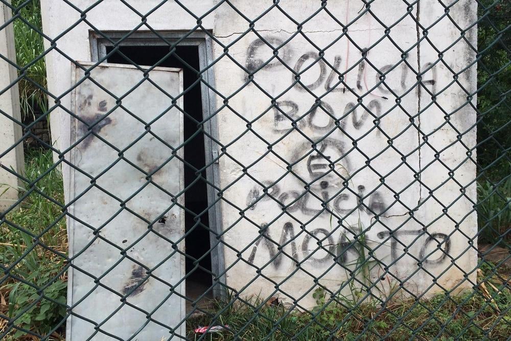 “Policia bom é polícia morto”. A mensagem estava escrita em 14 de janeiro de 2016 em um muro ao lado de um campo de futebol na favela da Mangueira, onde policiais da Unidade de Polícia Pacificadora (UPP) fazem atividades com crianças da comunidade. © 2016