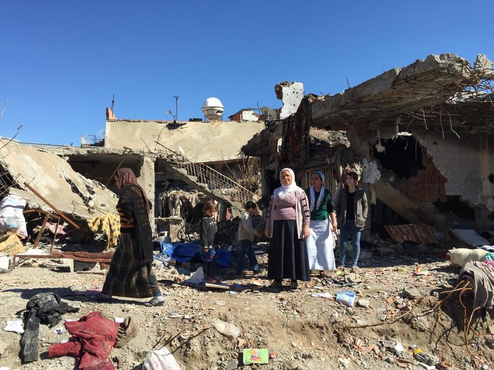 Aralık 2015 - Şubat 2016 arasındaki güvenlik operasyonları ve silahlı çatışmalar, bunlardan etkilenen mahallelerdeki evlerde hasara yol açtı. Hemen ardından yetkililer evlerin yıkımına başladı. 