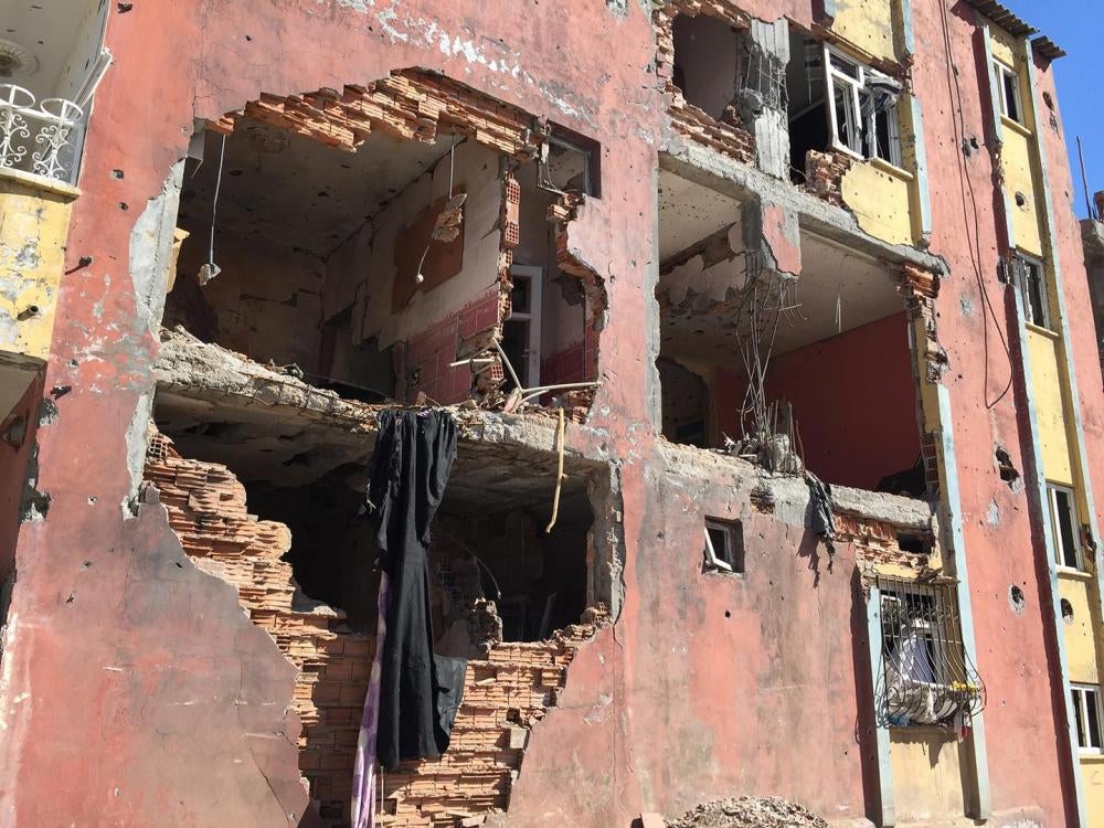 Aralık 2015 - Şubat 2016 arasındaki güvenlik operasyonları ve silahlı çatışmalar, bunlardan etkilenen mahallelerdeki evlerde hasara yol açtı. Hemen ardından yetkililer evlerin yıkımına başladı. 
