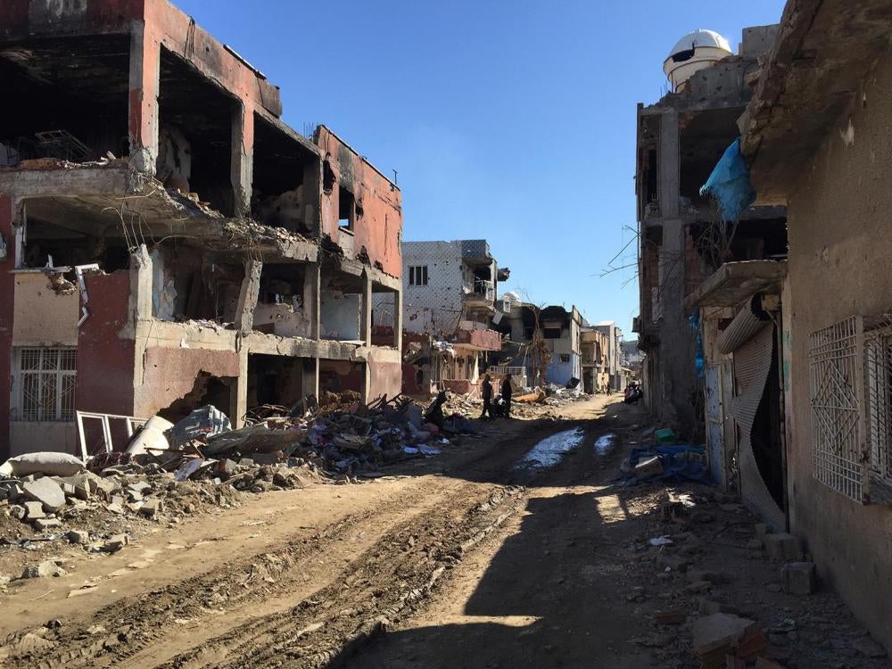 Aralık 2015 - Şubat 2016 arasındaki güvenli operasyonları ve silahlı çatışmalar, bunlardan etkilenen mahallelerdeki evlerde hasara yol açtı. Hemen ardından yetkililer evlerin yıkımına başladı. 