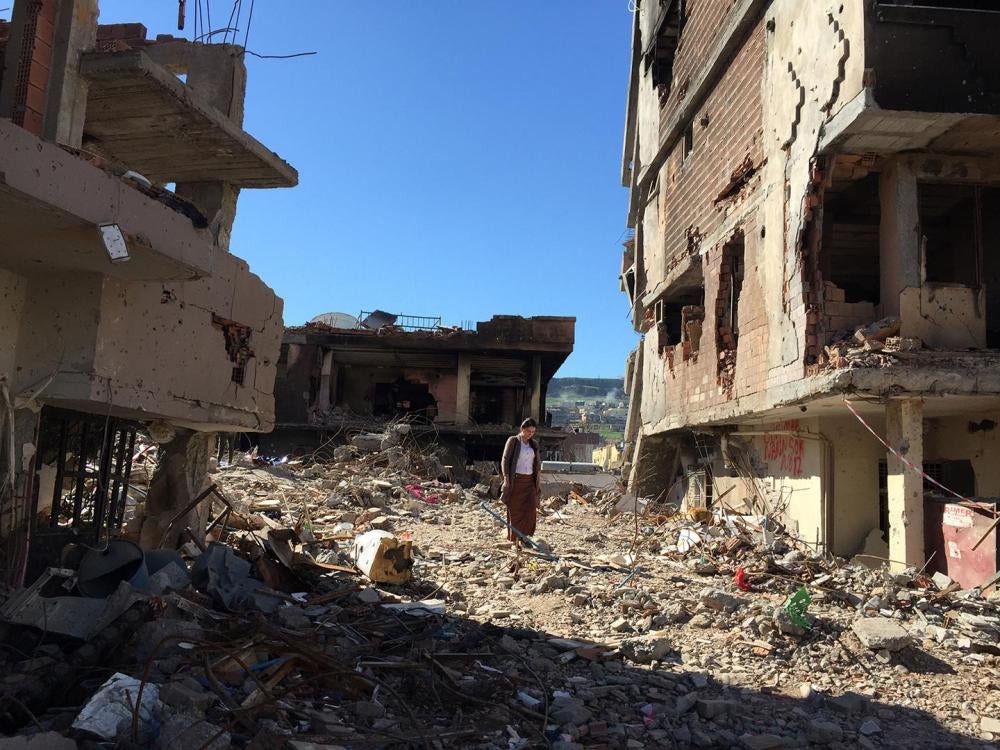 Aralık 2015 - Şubat 2016 arasındaki güvenli operasyonları ve silahlı çatışmalar, bunlardan etkilenen mahallelerdeki evlerde hasara yol açtı. Hemen ardından yetkililer evlerin yıkımına başladı. 