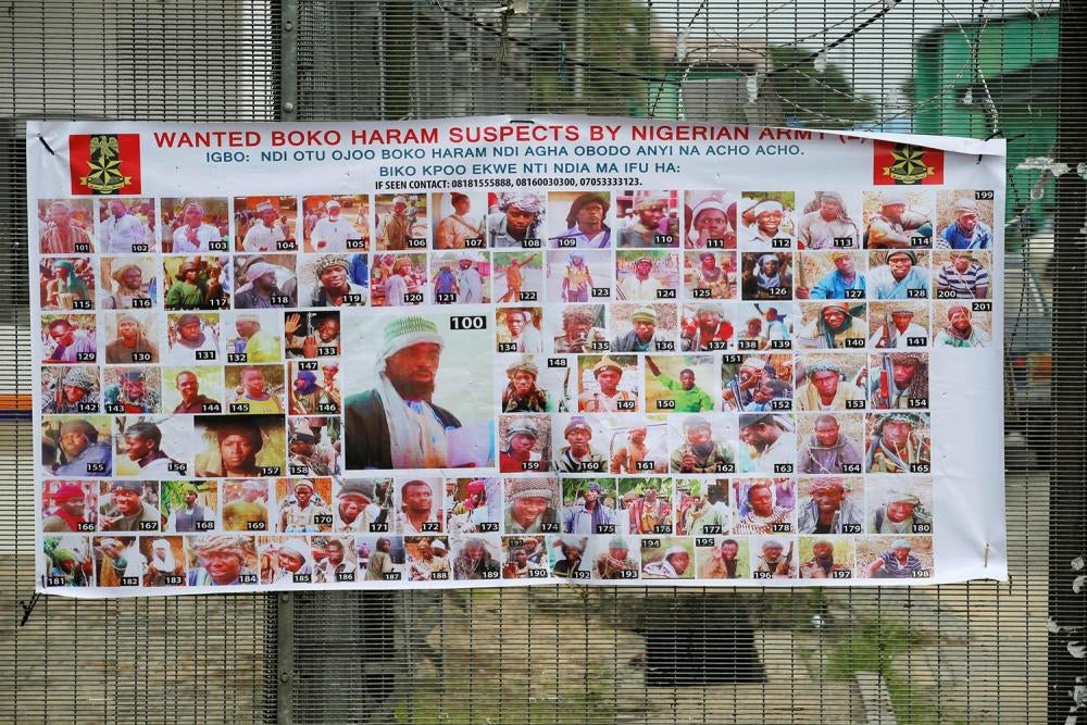 Une affiche ou figurent des photos de personnes suspectées d’être des membres de Boko Haram, y compris de nombreux mineurs, suspendue sur un grillage dans une rue de Yenagoa, dans la région du Delta du Niger, au Nigeria, le 19 mai 2016.
