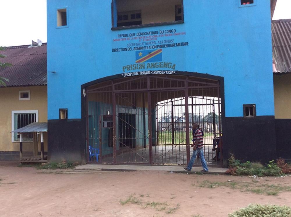 سجن أنجينغا العسكري في شمال غرب جمهورية الكونغو الديمقراطية، حيث كان يُحتجز مقاتلون مزعومون من "القوات  الديمقراطية لتحرير رواندا" في أواخر 2015، بينهم 29 طفلا. تم نقل جميع الأطفال تقريبا في أوائل 2016.  