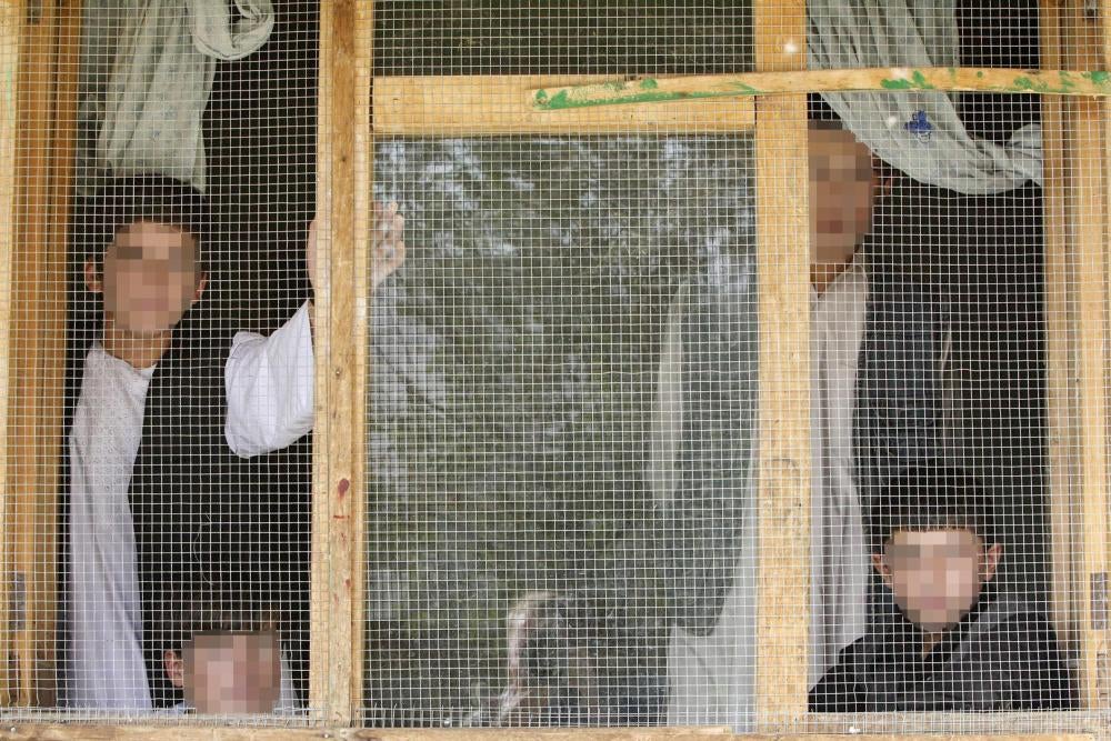 	صبية في سجن للأحداث قد يأوي مشتبه بهم في قضايا أمن قومي في فيزاباد، أفغانستان.