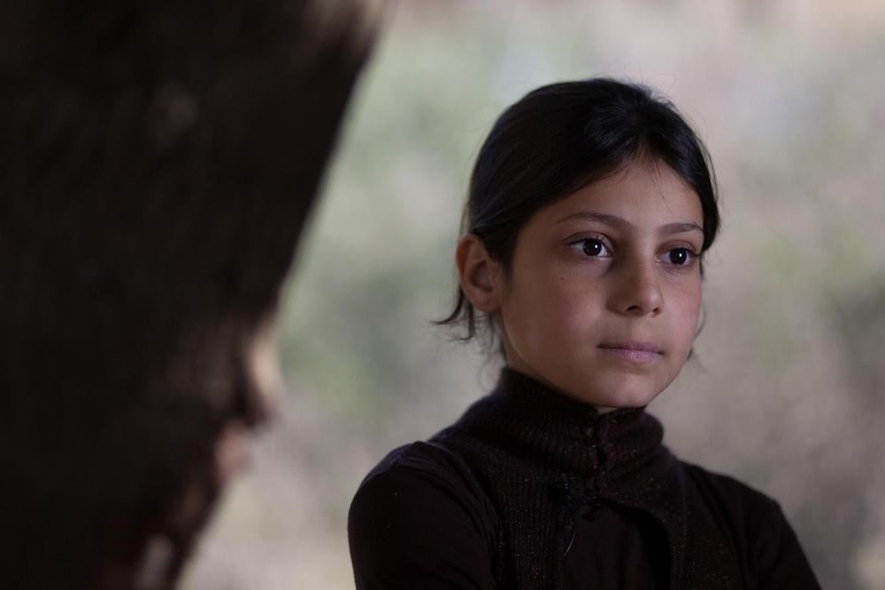 Bara’a, 10 ans, originaire de Ghouta, devant l’arbre où elle a suspendu un petit tableau noir et où elle a commencé à enseigner aux enfants plus jeunes de son camp informel de réfugiés au Mont Liban ce qu’elle a retenu de son cours élémentaire en Syrie. 