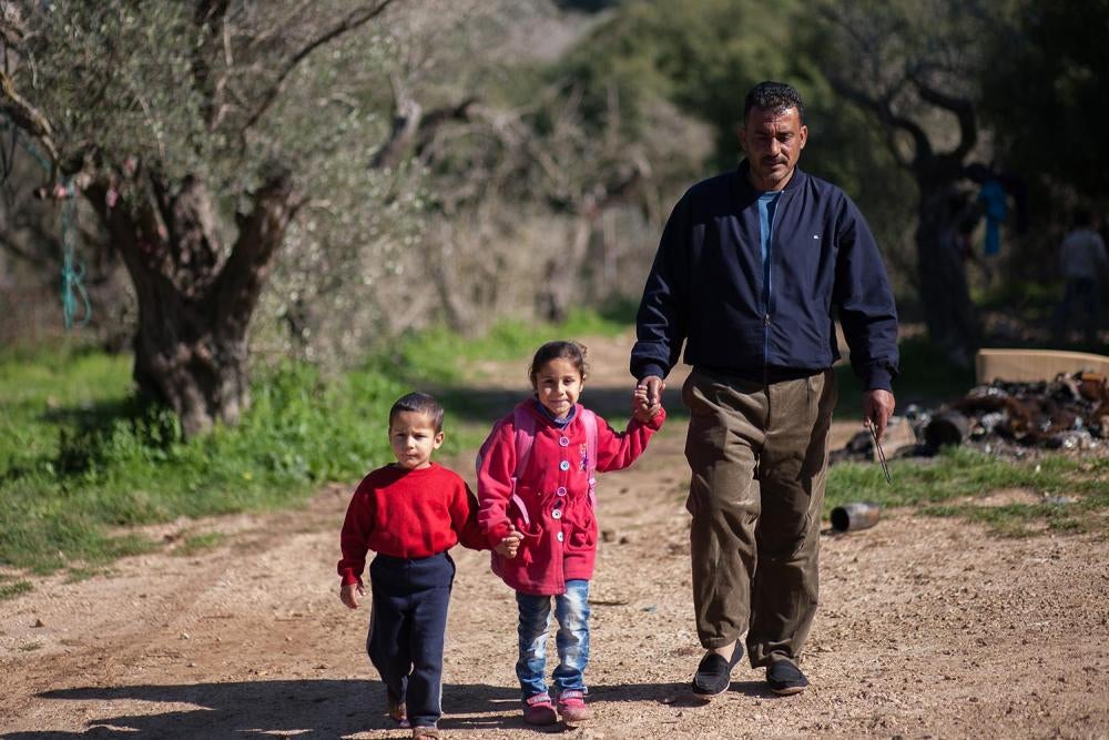 Mohammad et son fils accompagnent sa fille à l’école depuis leur camp informel de réfugiés au Mont Liban. 