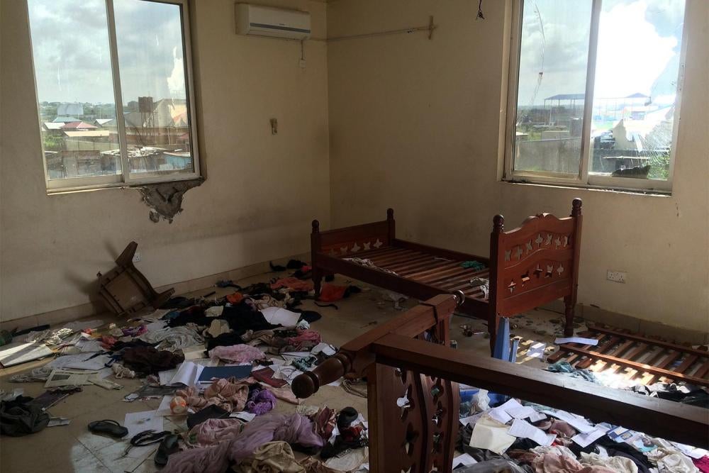 Разграбленная комната в доме, который подвергся нападению правительственных войск в Мунуки, Джуба, 10 июля 2016 г. 
