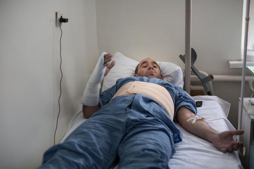 Bashir Pliev, un chauffeur de bus grièvement blessé lors d’une attaque menée le 9 mars 2016 contre son bus qui transportait des journalistes russes et étrangers souhaitant se rendre en Tchétchénie, photographié dans un hôpital en Ingouchie, une république