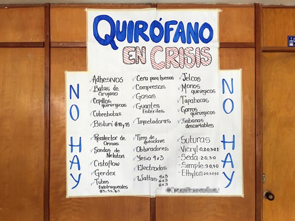 En un hospital pediátrico en el estado de Lara, un cartel escrito a mano enumera los insumos necesarios en un “quirófano en crisis”, junio de 2016. 