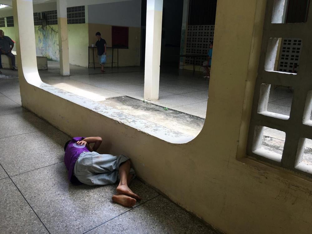 Un paciente acostado en el piso de un hospital psiquiátrico en el estado de Trujillo, junio de 2016.