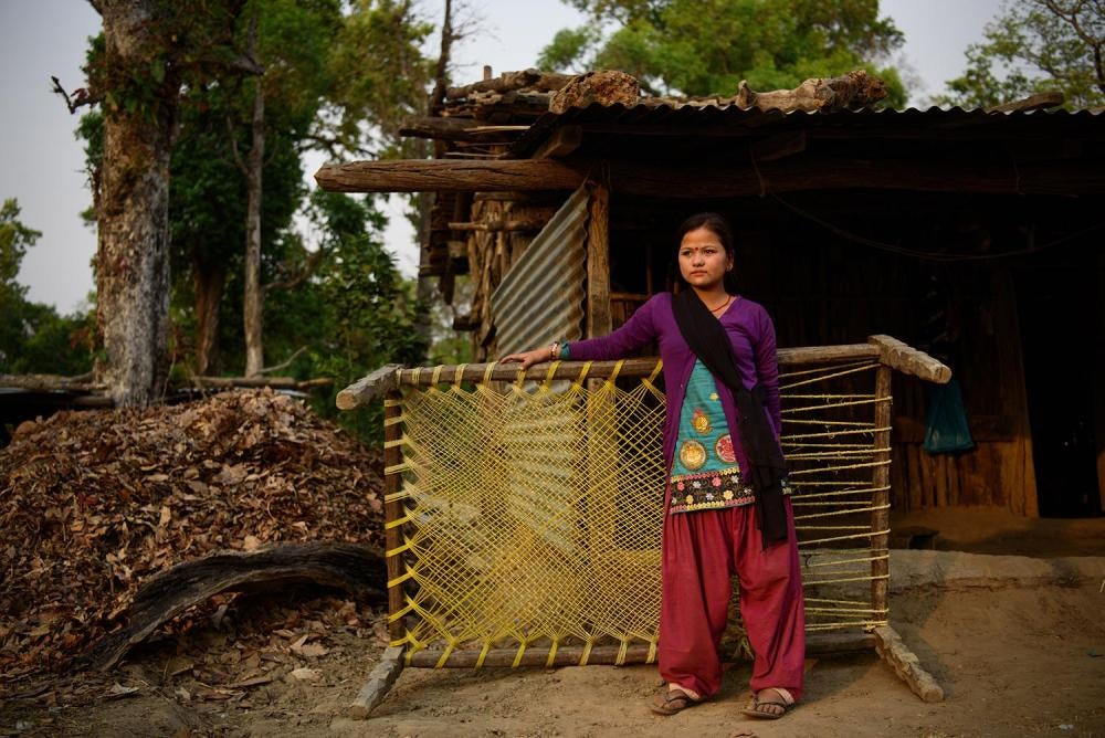Pavitra M., une fille népalaise de 16 ans, s’est mariée à l'âge de 15 ans en raison de l'extrême pauvreté de ses parents. Son mari vit en Inde et travaille comme cuisinier. Elle vit au Népal avec la famille de son mari, pour laquelle elle fait la cuisine 