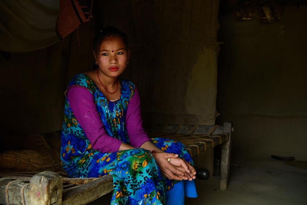 غانغا م.، 17، جالسة داخل بيتها في كايلالي، نيبال. تزوجت غانغا زواجا مرتبا في عمر 16 عاما وكانت حاملا في الشهر الخامس وقت التقاط الصورة. يعمل زوجها طاهيا في الهند. 25 أبريل/نيسان 2016. 