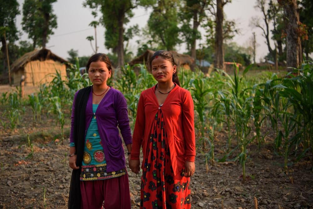 Pavitra M. et Kalpana T., deux jeunes Népalaises âgées respectivement de 16 ans et 19 ans, se sont mariées à l'âge de 15 ans. Leurs deux maris vivent et travaillent en Inde. 25 avril 2016.