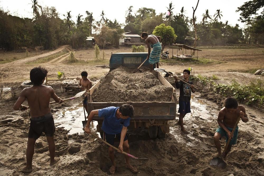 Local men digging sand from the Salween River bed to be used in constructing the UMH Industrial Park Special Economic Zone. 