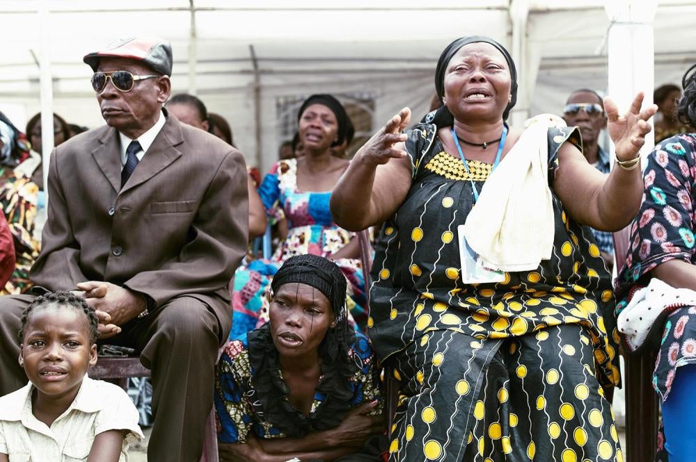Des proches pleurent la mort de manifestants tués au cours des manifestations des 19 et 20 septembre, lors de funérailles au siège du parti d'opposition Union pour la Démocratie et le Progrès Social (UDPS) à Kinshasa, en RD Congo, le 31 octobre 2016.