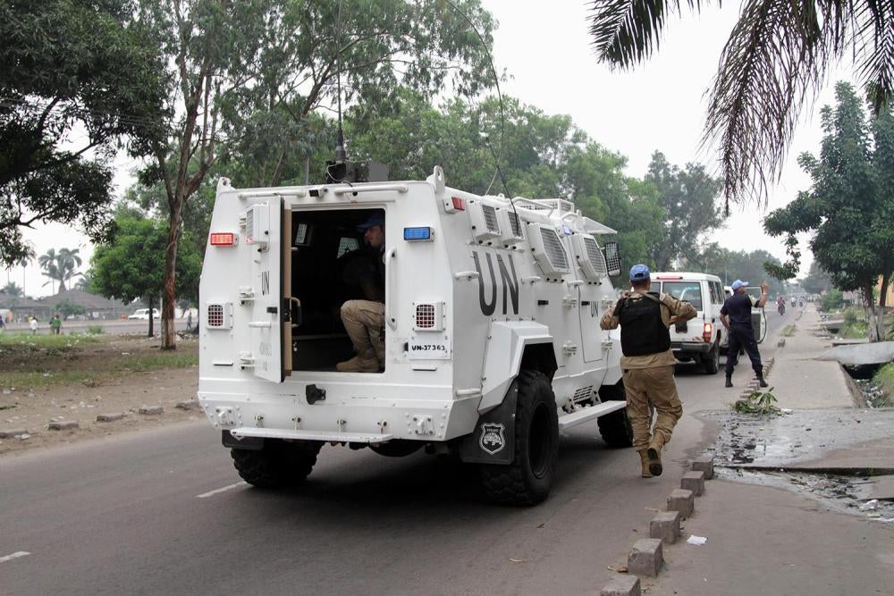 ​Des Casques bleus des Nations Unies patrouillent les rues lors de violentes manifestations appelant le Président Joseph Kabila à quitter ses fonctions, à Kinshasa, en RD Congo, le 20 septembre 2016.
