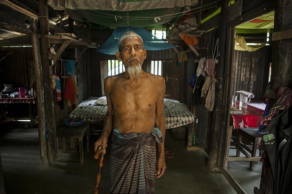 Abdul Joynal Haoulader, 70, from Balia village. He has been suffering from arsenic-related health conditions for some 20 years. Balia in Ulania Union (in Barisal District), March 16, 2016. 