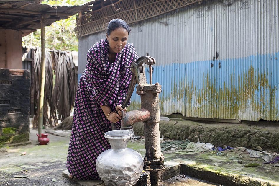 Jhohora Akhter, 30, draws water from the family well, which is contaminated with arsenic. Jhohora’s mother Jahanara Begum died of arsenic-related health conditions. Her father suffers from diabetes, an illness associated with chronic arsenic exposure. Her