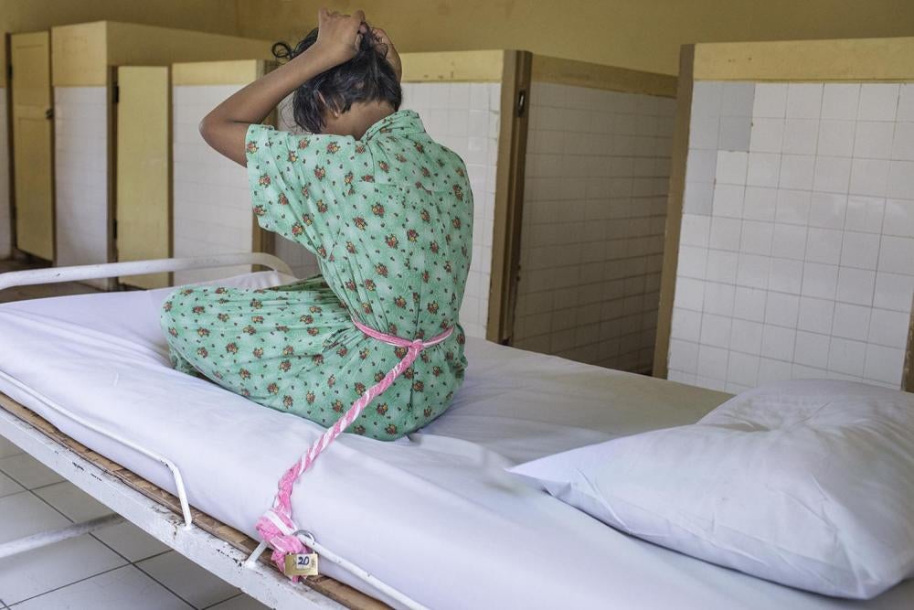 Seorang perempuan diikat di tempat tidur di bangsal penghunibaru di Rumah Sakit Jiwa Lawang, Jawa Timur. 