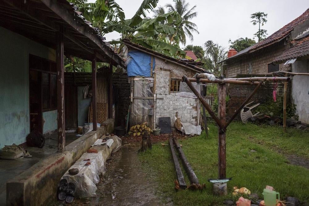 Ekram, seorang pria dengan disabilitas psikososialtelah dipasung pada gudang sebelah rumah keluargadi Cianjur, Jawa Barat. 