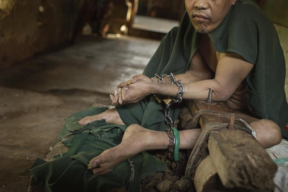 Pria ini dibelenggu dalam balok kayu, bentuk tradisionalpasung, selama sembilan tahun di ruang belakang dalamrumah keluarga di Cianjur, Jawa Barat. Ketika ia dilepas,kakinya berhenti tumbuh karena tak digunakan. 