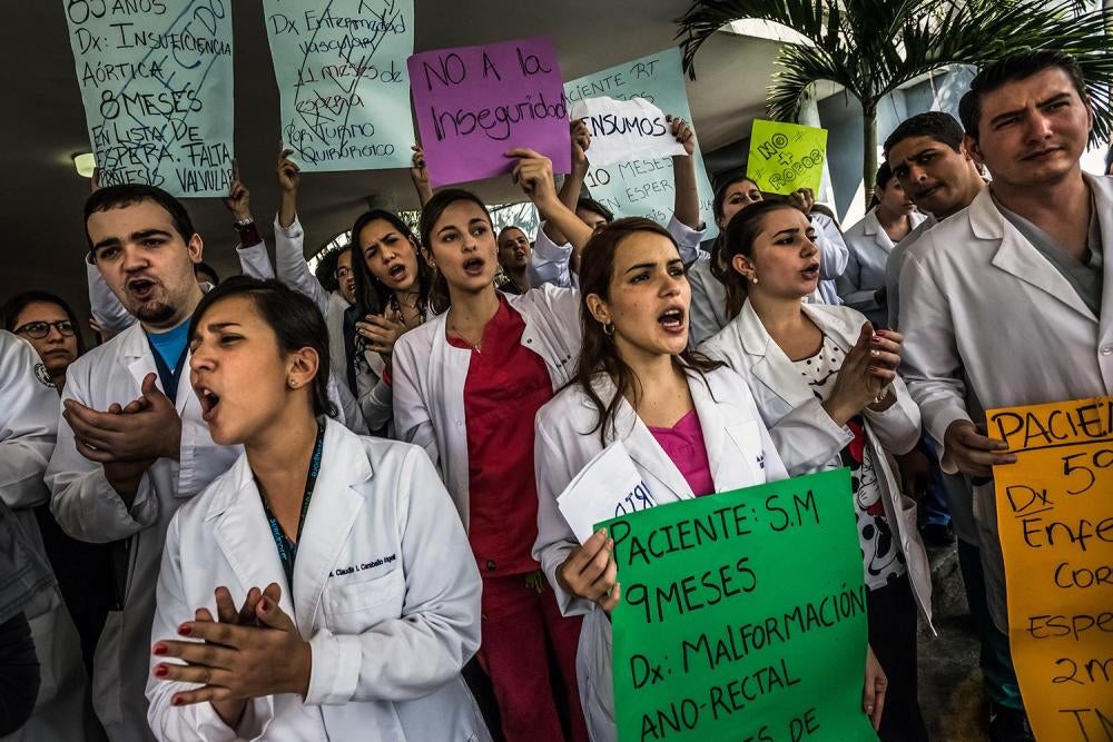Médicos se manifiestan frente al Hospital Universitario de Caracas, que pertenece al estado, con carteles donde describen casos de pacientes a quienes no han podido ayudar por la falta de insumos necesarios, 15 de enero de 2015. 