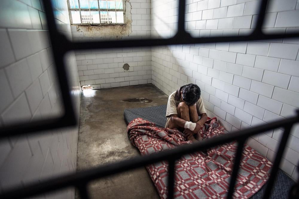 Josefina Zapata, una paciente diagnosticada con psicosis y epilepsia, sentada tras las rejas en un hospital psiquiátrico en Barquisimeto, 28 de julio de 2016. 