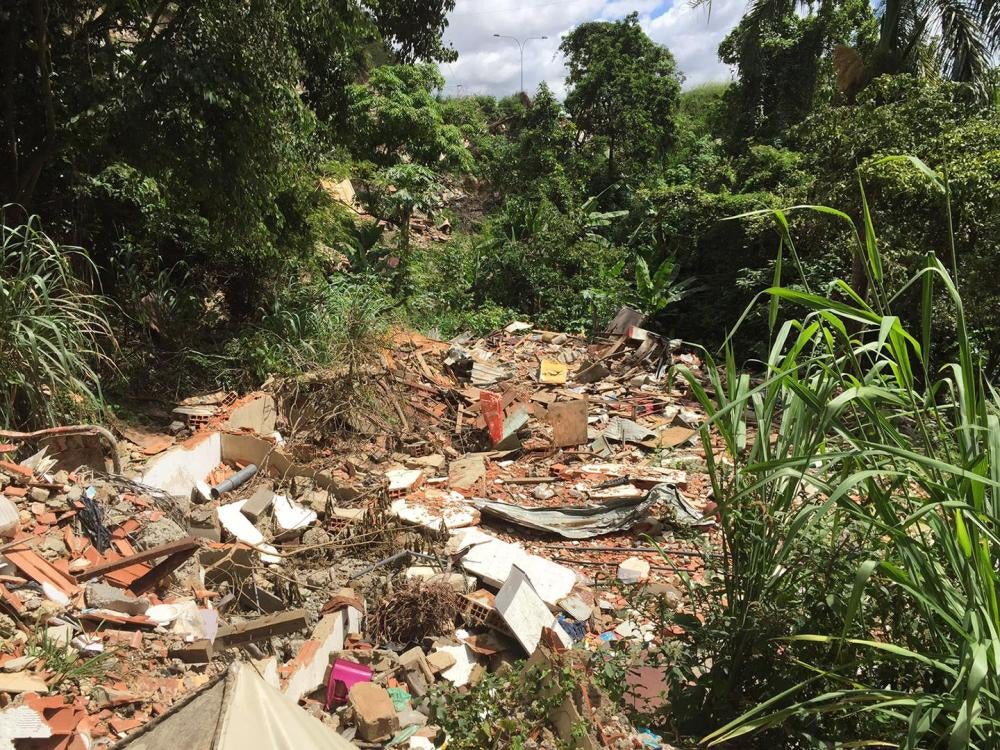 Escombros que quedaron luego de que fuerzas de seguridad demolieran más de cien viviendas a lo largo de la Carretera Panamericana en julio de 2015. 