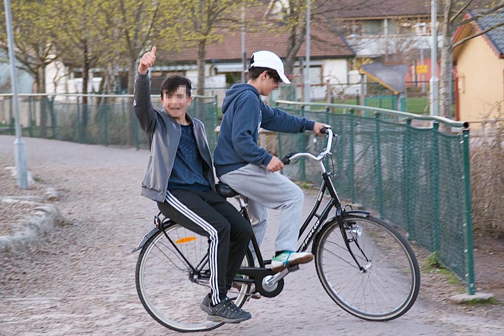 Afghanska pojkar på cykel i närheten av ett gruppboende i Göteborg. 