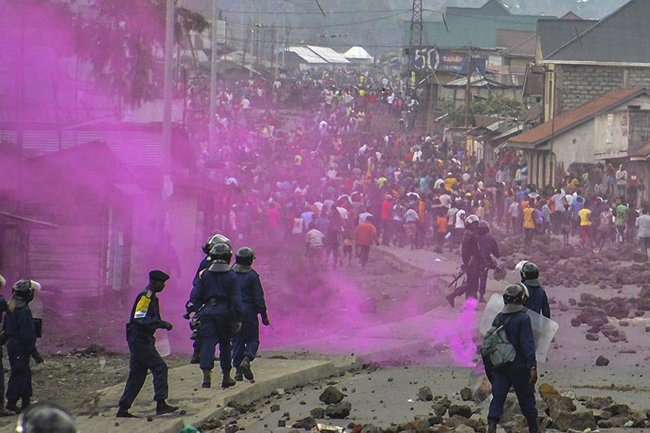 Des policiers tirent des fusées de couleur fuchsia lors d'une manifestation à Goma, en RD Congo.