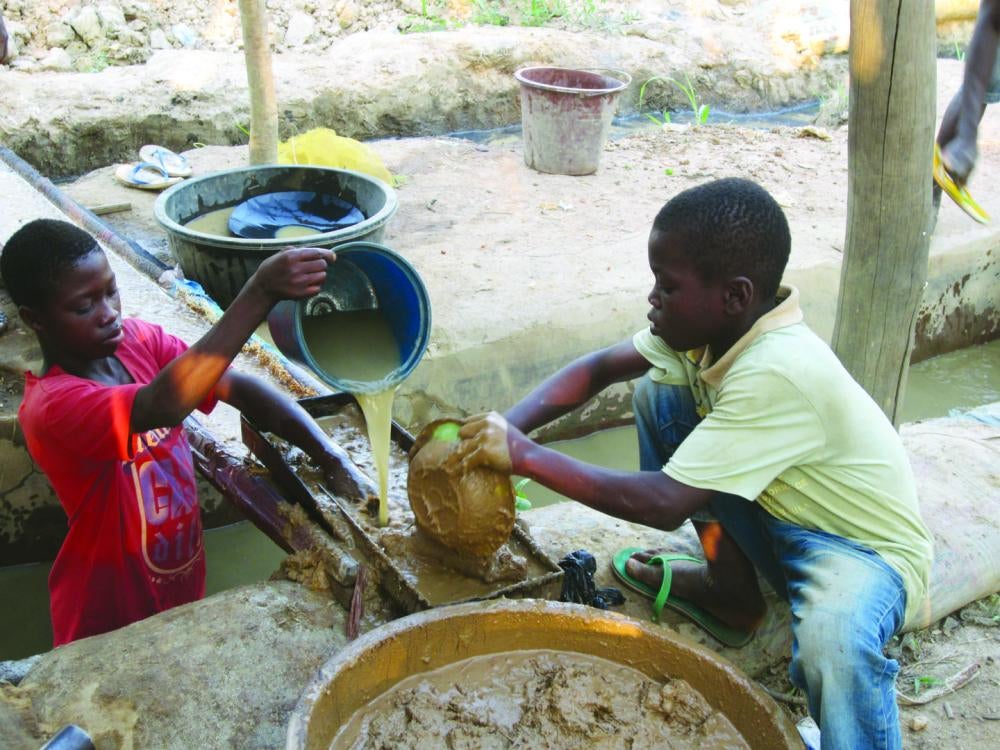 Le Ghana est l'un des 10 premiers pays producteurs d'or du monde. Environ un tiers de l'or ghanéen est extrait dans des mines artisanales et de petite taille, qui fonctionnent pour la plupart de manière illégale et ont recours au travail d'enfants. 