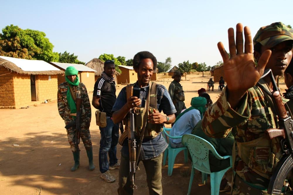 Des combattants du groupe rebelle « Retour, Réclamation et Réhabilitation » (3R) à De Gaulle, dans la sous-préfecture de Koui dans la province d’Ouham Pendé, République centrafricaine, le 25 novembre 2016.