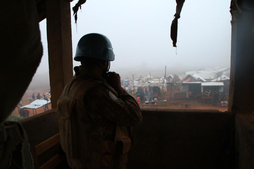 Un Casque bleu de l’ONU à Kaga-Bandoro, République centrafricaine, surveille le nouveau camp de déplacés près de l’aérodrome, mis en place après l’attaque du 12 octobre 2016. 